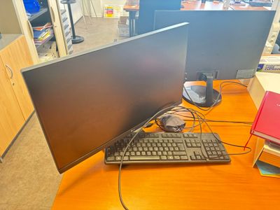 deux écrans d'ordinateur et un clavier sur un bureau