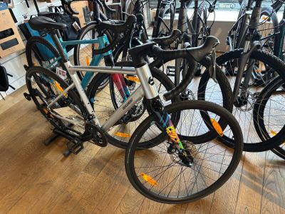 de nombreux vélos garés ensemble dans le magasin