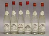 six bouteilles d'eau sont alignées sur une table