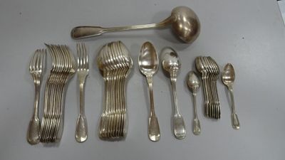 beaucoup de cuillères et de fourchettes en argent sur la table