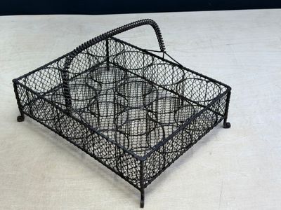 un panier en fil de fer noir contenant six verres