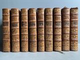 de nombreux livres anciens alignés les uns à côté des autres sur une étagère