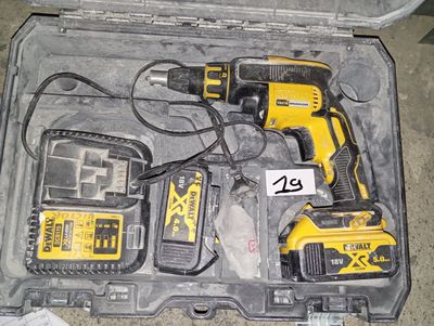 une trousse à outils dans un coffret portant un numéro