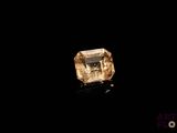 un diamant jaune sur fond noir