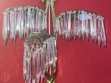 un lustre en verre accroché à un mur rouge