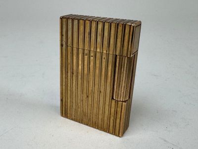un briquet posé sur une surface blanche