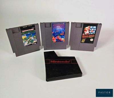 trois jeux Nintendo posés les uns à côté des autres sur une table