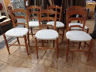 Suite de 6 chaises en noyer mouluré.