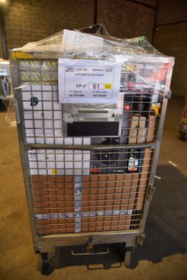 un chariot sur lequel sont posés de nombreux cartons