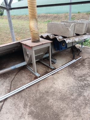 a machine that is sitting on the ground next to a building