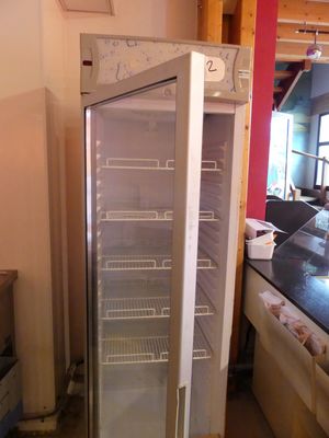 une image d'un réfrigérateur dans une cuisine avec la porte ouverte