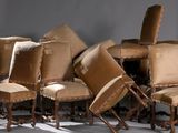 un grand nombre de chaises posées sur le sol