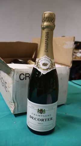 Lot de 6 bouteilles de Champagne DECORTER brut. Joint clairette d...