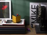 une photo d'un bureau sur lequel se trouvent une lampe et un appareil photo