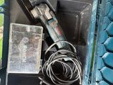 une boîte à outils bleue avec des outils sur le sol