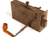 un petit objet métallique d'où sort un tuyau
