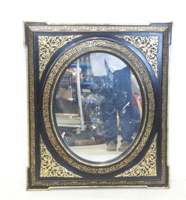 un cadre noir et doré sur lequel est fixé un miroir