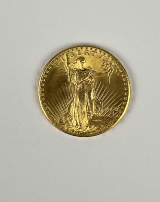 gros plan d'une pièce d'or sur une surface blanche