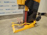 a machine that is sitting on the ground next to a wall