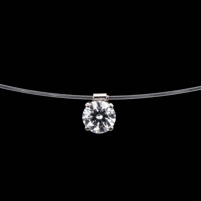 un gros plan d'un diamant isolé sur un fil, sur fond noir