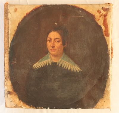 un vieux tableau représentant une femme en robe noire avec un col vert