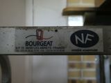 une pancarte portant l'inscription « Bourgeat » à l'arrière d'une machine