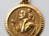 gros plan d'une médaille d'or sur une surface blanche