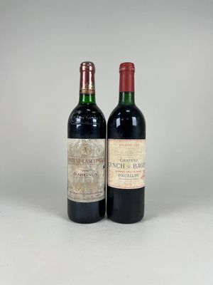 deux bouteilles de vin posées l'une à côté de l'autre sur une table