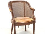 une image représentant une chaise avec un dossier en rotin et un coussin posé dessus