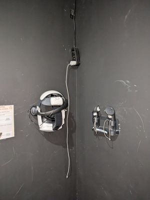 une salle de bains équipée de toilettes et d'une douche murale