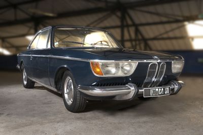 une voiture bleue garée dans un garage