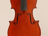 un vieux violon dont l'archet pend au manche
