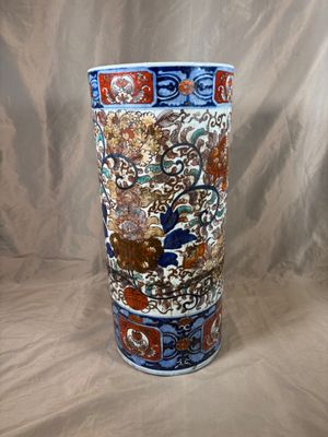 JAPON XIX e: porte parapluie en porcelaine à décor polychrom…