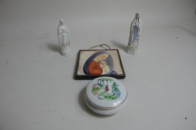 une petite boîte ornée d'une illustration, à côté de petites figurines
