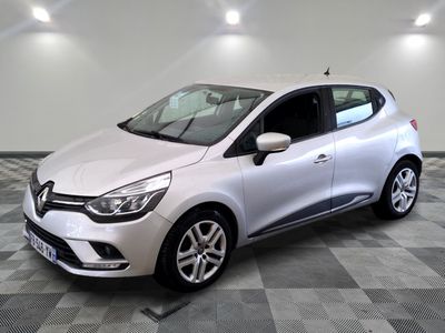 la voiture blanche est garée sur un carrelage à carreaux