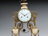 une horloge posée sur une table