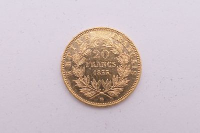 gros plan d'une pièce d'or sur une surface blanche