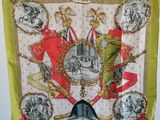 un gros plan sur une écharpe verte ornée d'une couronne