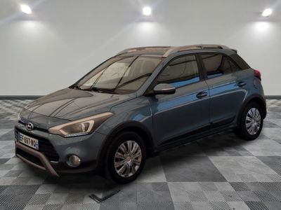 la voiture grise est garée sur le sol en damier d'un garage