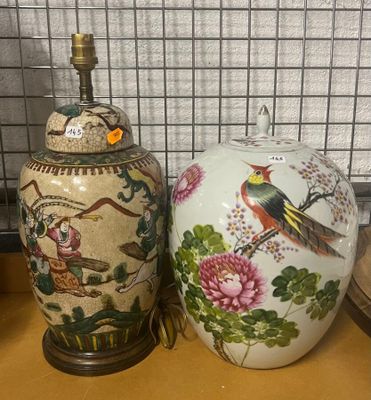 deux vases posés sur une table