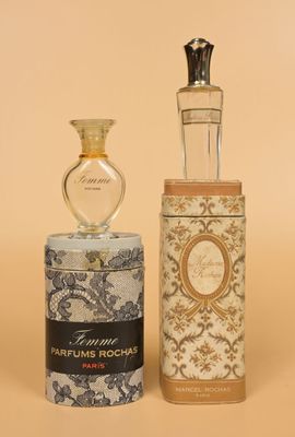 deux flacons de parfum posés l'un à côté de l'autre sur une table