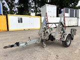 une remorque équipée d'une grue, garée sur un parking