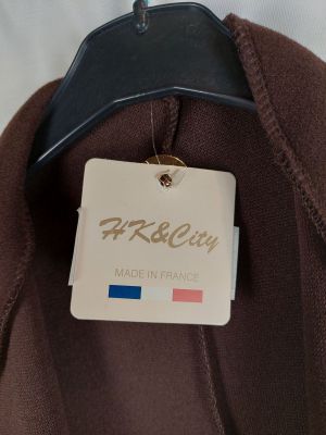 L'étiquette se trouve sur la veste marron d'un homme