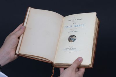 une personne tenant un livre ouvert dans ses mains