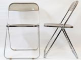 une paire de chaises pliantes chromées sur fond blanc