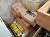 beaucoup de cartons et de bacs posés par terre
