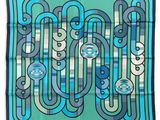 une écharpe bleue et verte avec des cercles, encore et encore