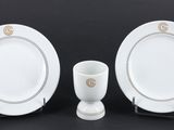 deux assiettes et une tasse posées sur une table