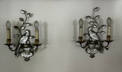 deux appliques murales ornées d'oiseaux, fixées au mur