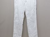 un pantalon blanc suspendu à un cintre contre un mur